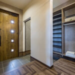 高い天井のリビングと低い天井の和室がある家