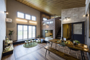 高い天井のリビングと低い天井の和室がある家