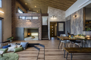 高い天井のリビングと低い天井の和室がある家