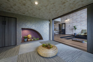 高い天井のリビングと低い天井の和室がある家