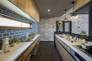 高い天井のリビングと低い天井の和室がある家