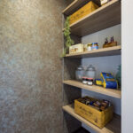 高い天井のリビングと低い天井の和室がある家