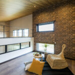 高い天井のリビングと低い天井の和室がある家