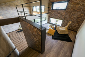 高い天井のリビングと低い天井の和室がある家