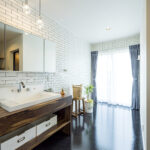 高い天井のリビングと低い天井の和室がある家