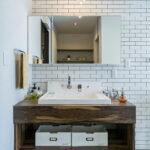 高い天井のリビングと低い天井の和室がある家