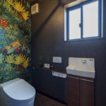 高い天井のリビングと低い天井の和室がある家