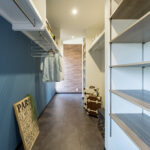 高い天井のリビングと低い天井の和室がある家