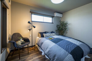 高い天井のリビングと低い天井の和室がある家