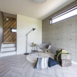 高い天井のリビングと低い天井の和室がある家