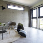 高い天井のリビングと低い天井の和室がある家