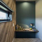 高い天井のリビングと低い天井の和室がある家