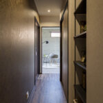 高い天井のリビングと低い天井の和室がある家