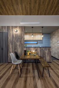 高い天井のリビングと低い天井の和室がある家