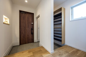 アイアン手すりの階段と吹抜けがある家（群馬県邑楽郡大泉町）