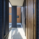 ダーク調なモダンな和室がある家