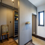 ダーク調なモダンな和室がある家