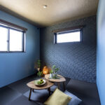 ダーク調なモダンな和室がある家