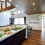 ダーク調なモダンな和室がある家