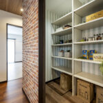 ダーク調なモダンな和室がある家