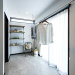 ダーク調なモダンな和室がある家