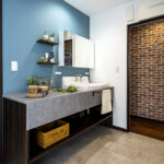 ダーク調なモダンな和室がある家