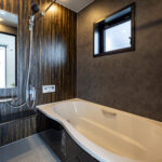 ダーク調なモダンな和室がある家