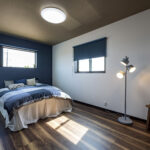 ダーク調なモダンな和室がある家