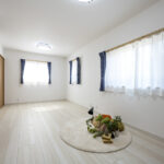 ダーク調なモダンな和室がある家