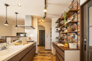 バイクガレージとウォークインシステム収納のある家（群馬県太田市）