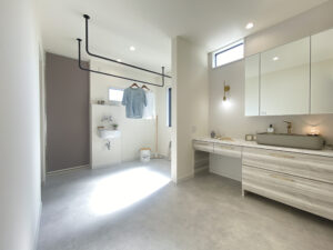 自動車とバイクガレージがある平屋