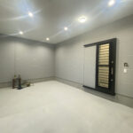 自動車とバイクガレージがある平屋