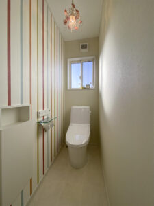 グリーンの窓モールがステキなアーリーアメリカンな家