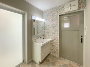 グリーンの窓モールがステキなアーリーアメリカンな家