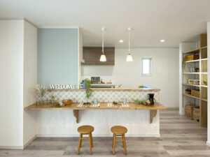 グリーンの窓モールがステキなアーリーアメリカンな家