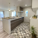 グリーンの窓モールがステキなアーリーアメリカンな家