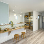 グリーンの窓モールがステキなアーリーアメリカンな家