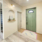 グリーンの窓モールがステキなアーリーアメリカンな家