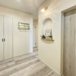 グリーンの窓モールがステキなアーリーアメリカンな家