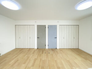 オレンジ色の三角屋根にサークル窓が映える家（群馬県みどり市）