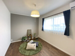 オレンジ色の三角屋根にサークル窓が映える家（群馬県みどり市）