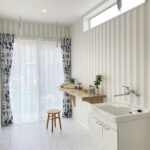 オレンジ色の三角屋根にサークル窓が映える家（群馬県みどり市）