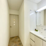 オレンジ色の三角屋根にサークル窓が映える家（群馬県みどり市）