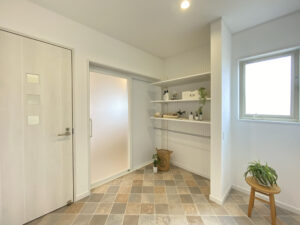 オレンジ色の三角屋根にサークル窓が映える家（群馬県みどり市）