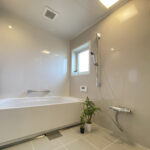 オレンジ色の三角屋根にサークル窓が映える家（群馬県みどり市）