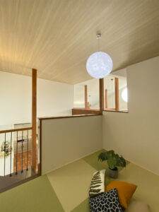 オレンジ色の三角屋根にサークル窓が映える家（群馬県みどり市）