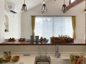 オレンジ色の三角屋根にサークル窓が映える家（群馬県みどり市）