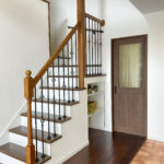 オレンジ色の三角屋根にサークル窓が映える家（群馬県みどり市）