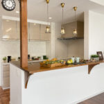 オレンジ色の三角屋根にサークル窓が映える家（群馬県みどり市）