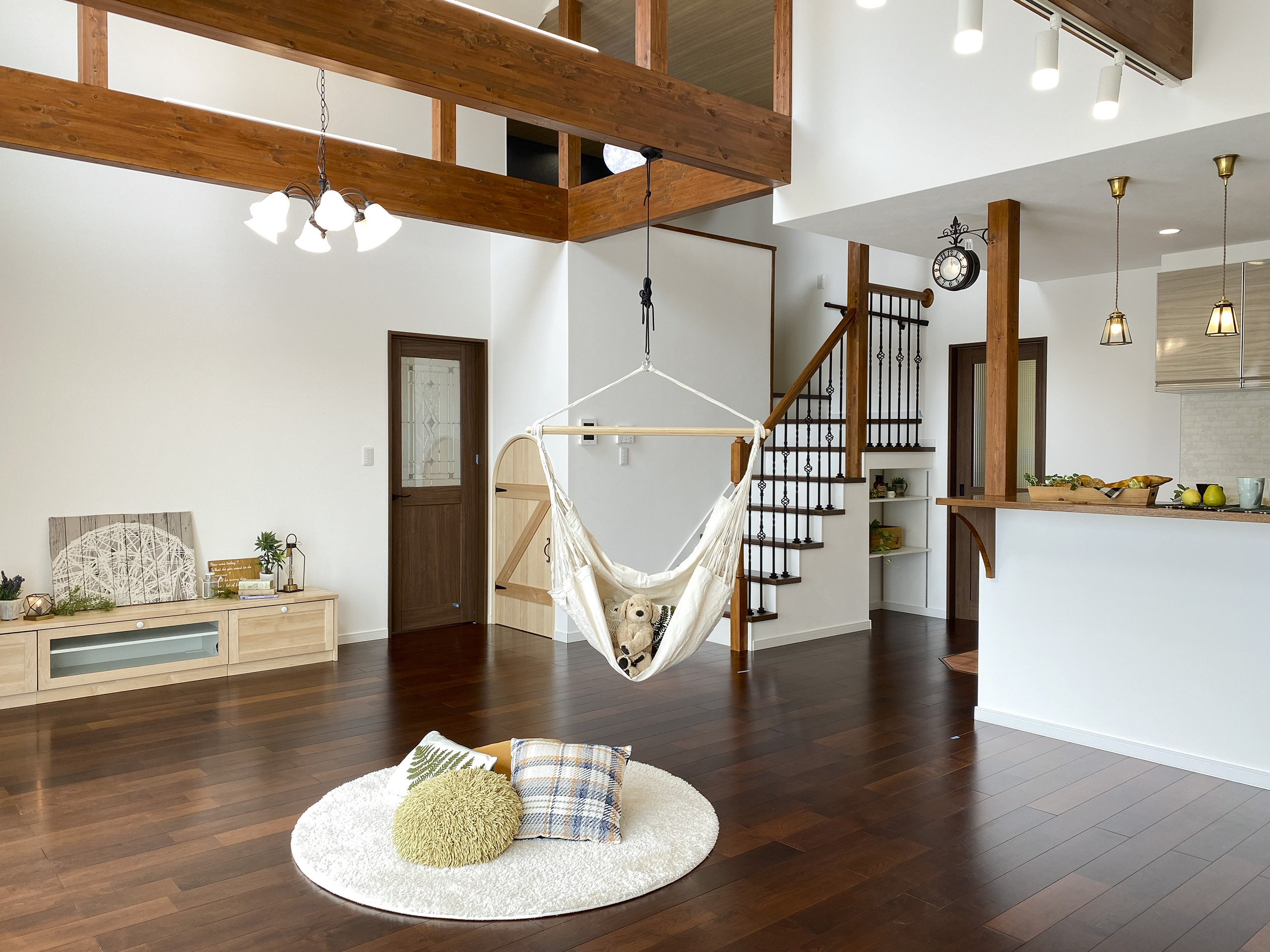 オレンジ色の三角屋根にサークル窓が映える家（群馬県みどり市）